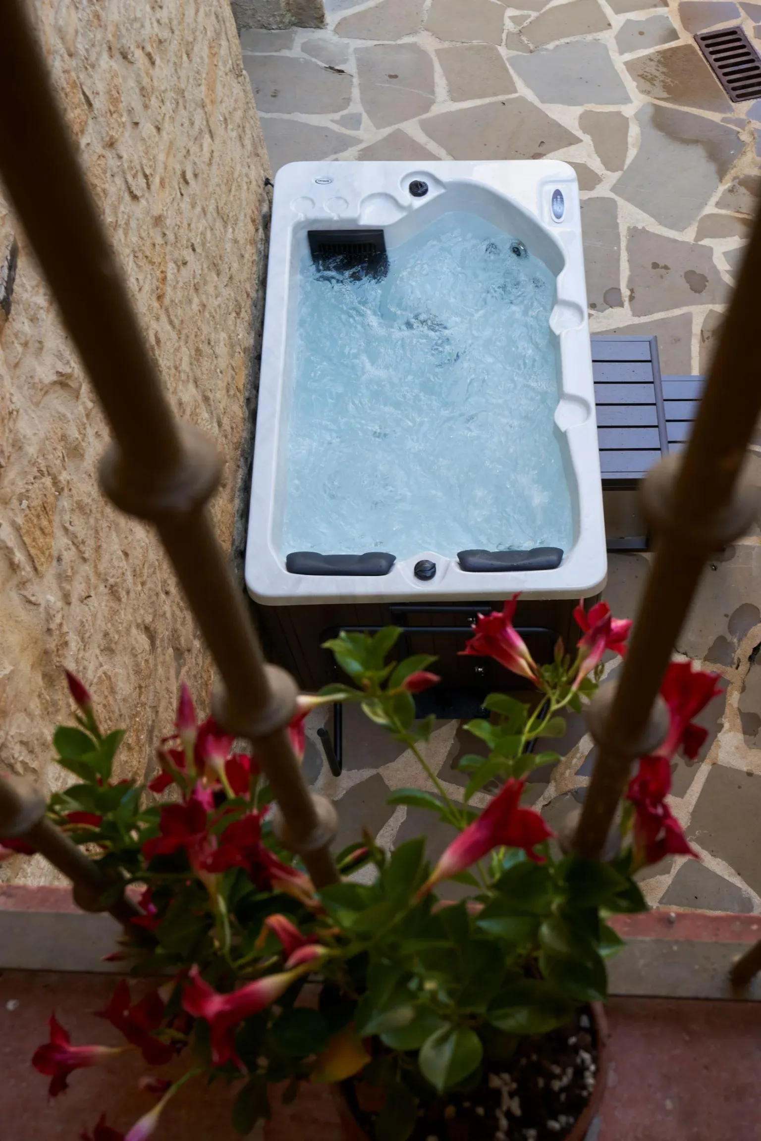 Imagen de Jacuzzi con aromaterapia en el jardín