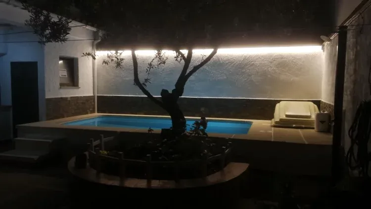 Imagen de Patio piscina de noche