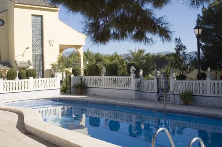 Imagen de Pinada junto a piscina