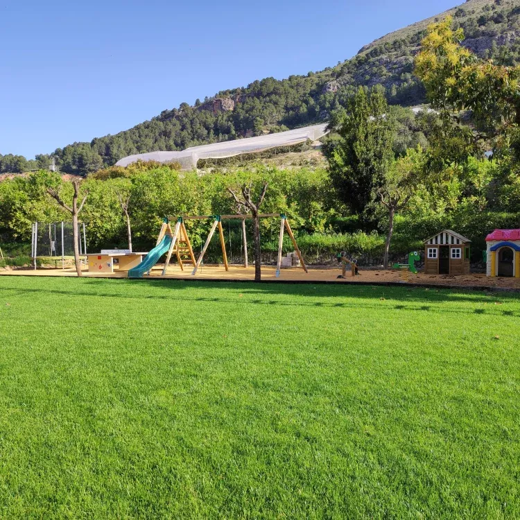 Imagen de Zona cesped, y parque infantil