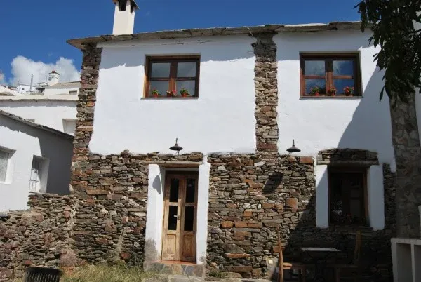 Imagen de fachada desde el jardin