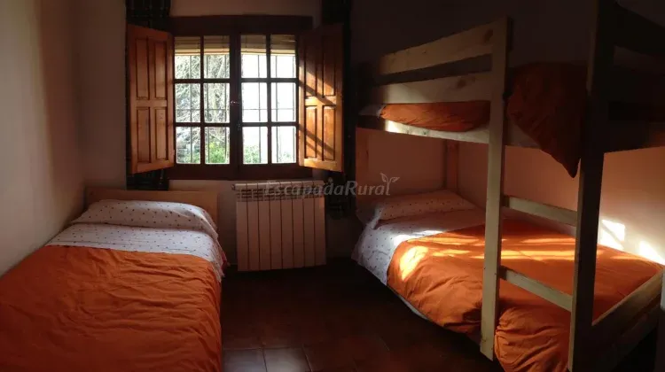 Imagen de dormitorio triple (1 en litera)