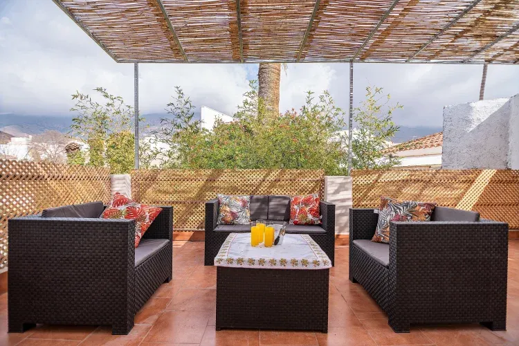 Imagen de Terraza conectada con el comedor y volcada hacia el huerto