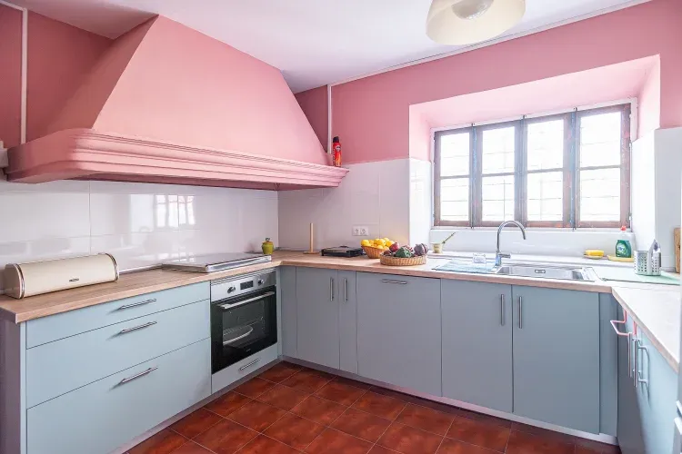 Imagen de Cocina equipada con horno, lavavajillas, frigo, etc