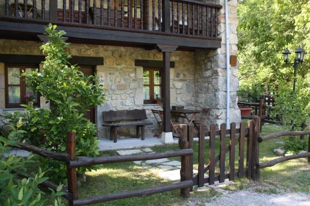 Imagen de Vista del jardincito del apto 1 con mobiliario de jardin.