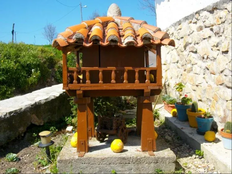 Imagen de Horreo decorativo en el entorno de la casa