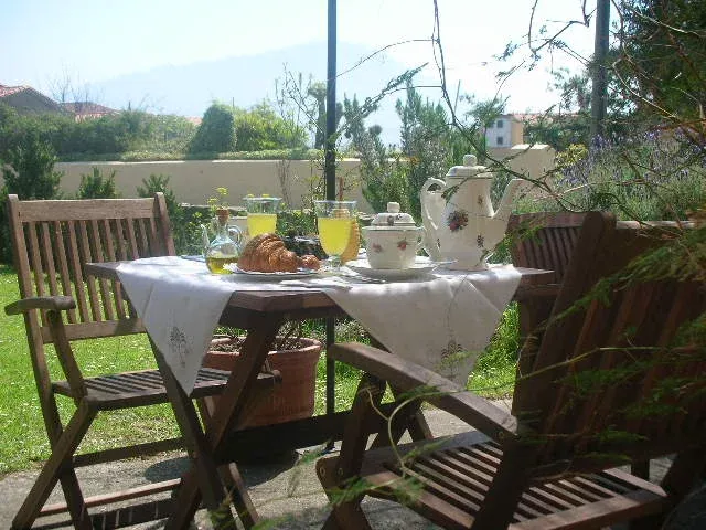 Imagen de Desayunando al aire libre en la casa del campo