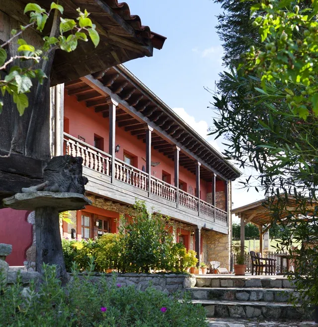 Imagen de Fachada con el corredor típico asturiano