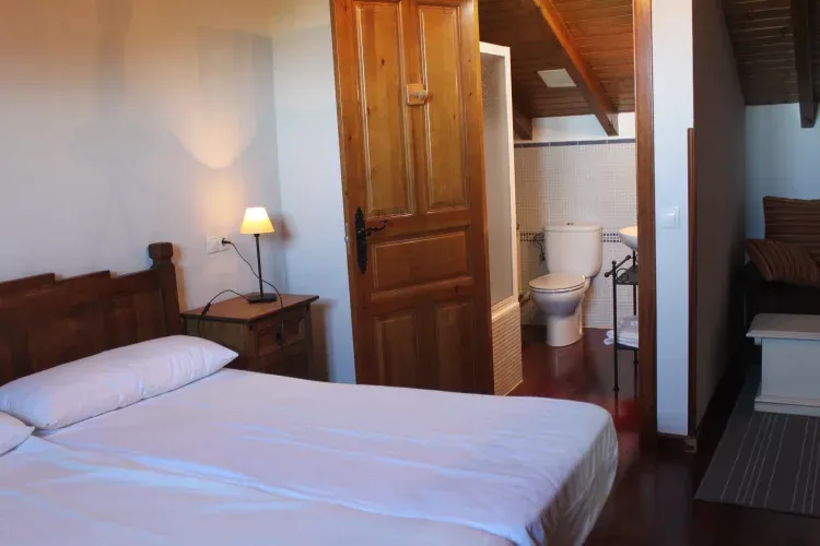 Imagen de Apartamento para 6 personas El Mirador de Peña Crespa habitación doble con baño privado y bañera