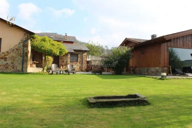 Imagen de Jardín, porches y piscina 