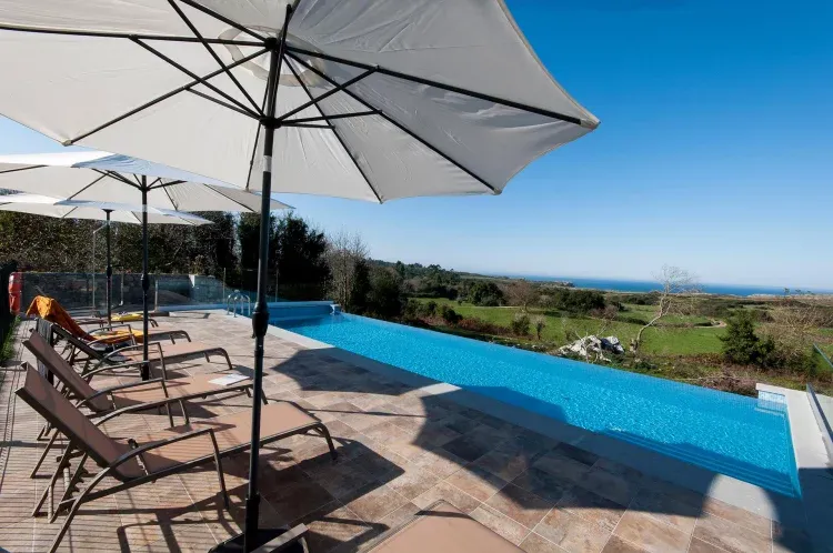 Imagen de Piscina infinity con vistas al mar