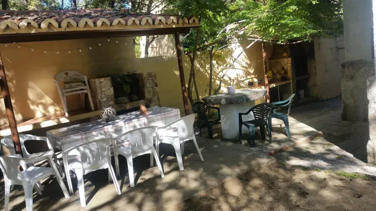 Imagen de Zona mesas barbacoa, con pila y agua.