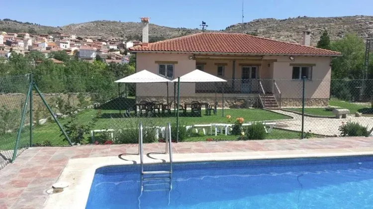 Imagen de piscina, jardín y casa