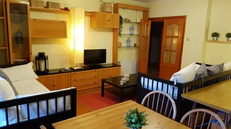 Imagen de Salón comedor-cocina. Los sofás se convierten en camas de 0,80 o de 1,60 según se prefiera.