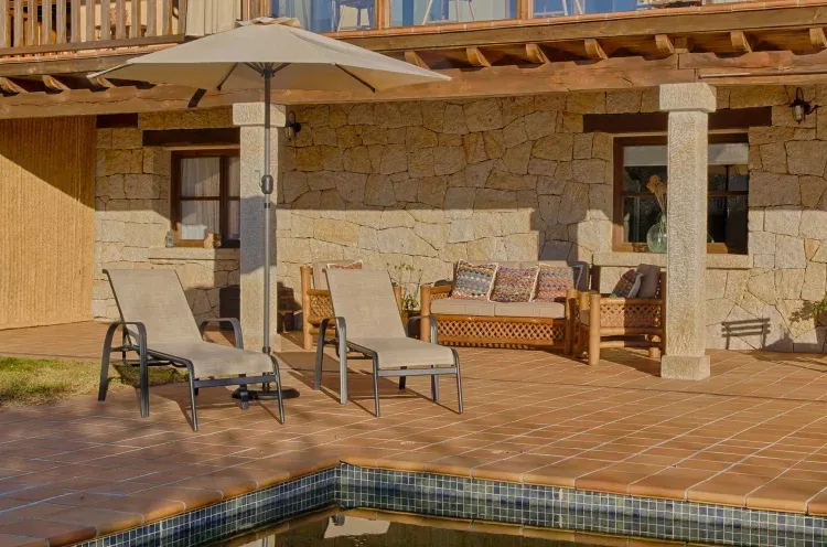 Imagen de Piscina y hamacas