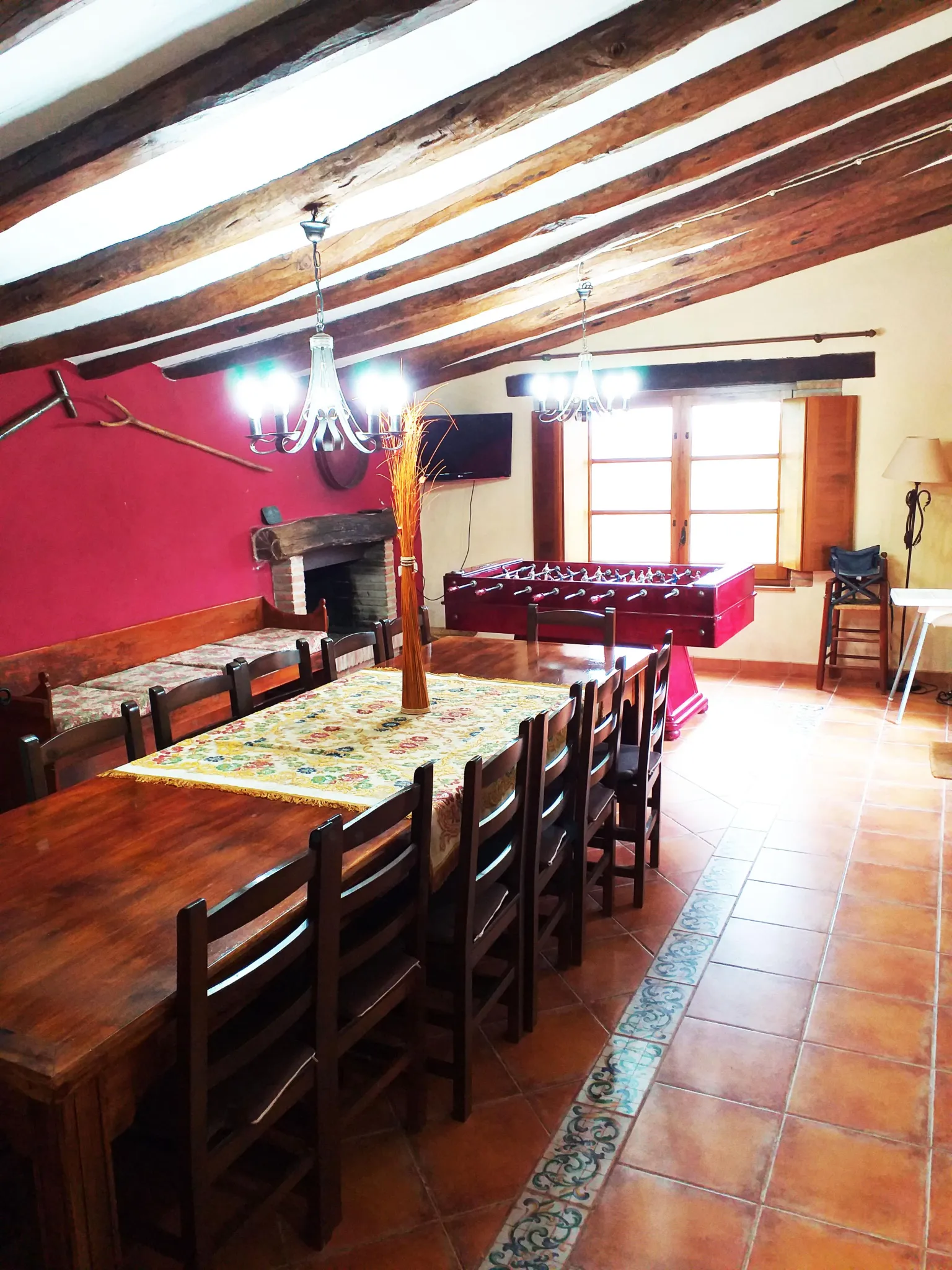 Imagen de Comedor,sala de estar, con futbolin y chimenea