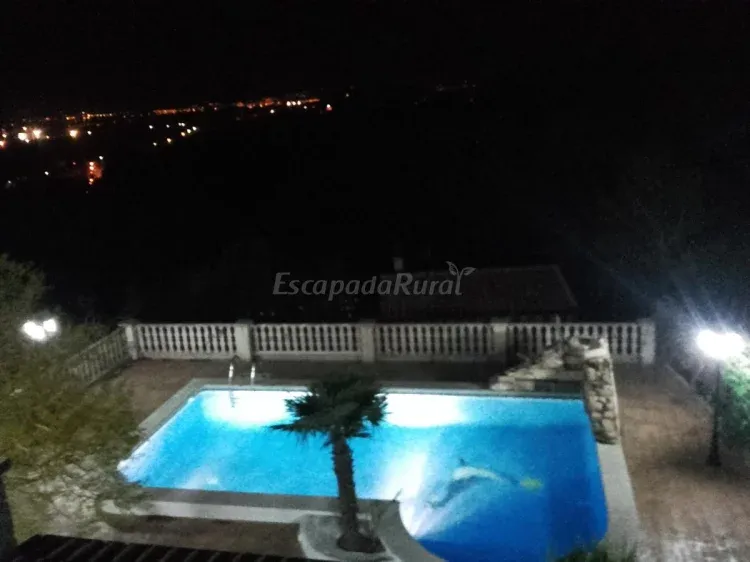 Imagen de piscina de noche