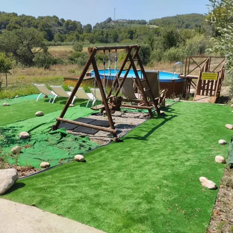 Imagen de Piscina y columpios