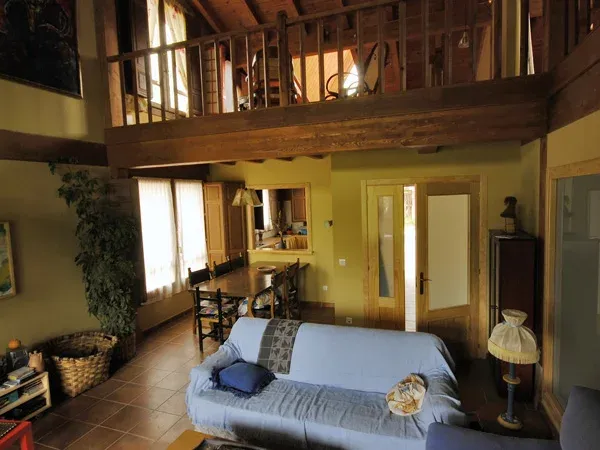 Imagen de Salón comedor para el encuentro junto a la estufa de leña y vistas al jardín