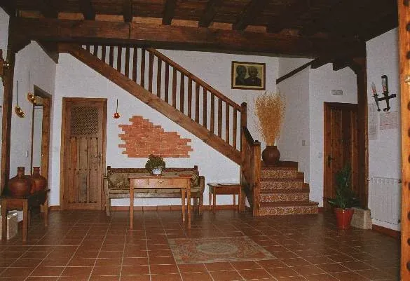Imagen de Patio y escaleras de subida a la planta superior