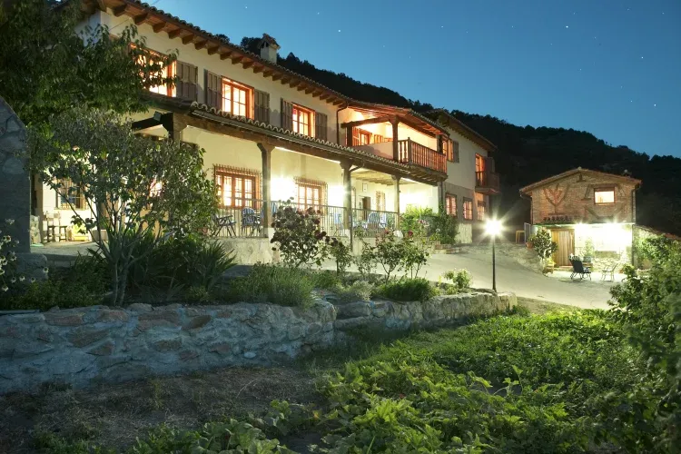 Imagen de Fachada principal de la casa al anochecer