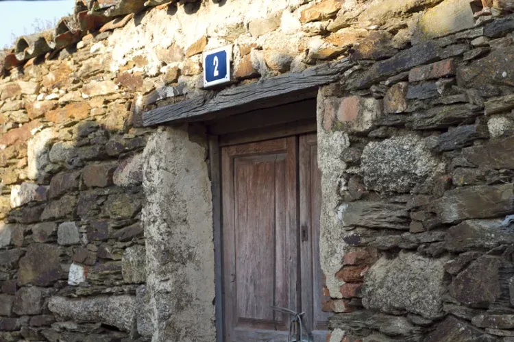 Imagen de Puerta antigua de casas cercanas