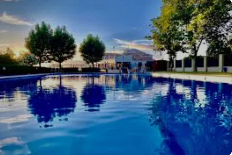 Imagen de Piscina municipal y restaurante Gastrobar en El Gastor.