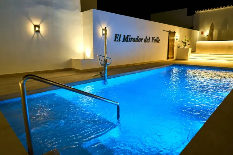 Imagen de Piscina de noche