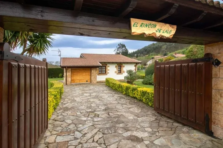 Imagen de Portón de entrada al jardín y garaje de la casa.