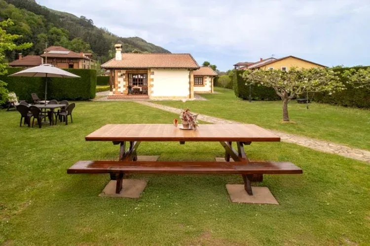 Imagen de Detalles y vistas a la casa desde su espectacular jardín.