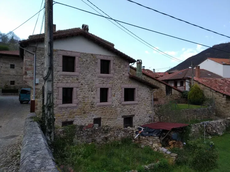 Imagen de Casa desde la otra orilla del río