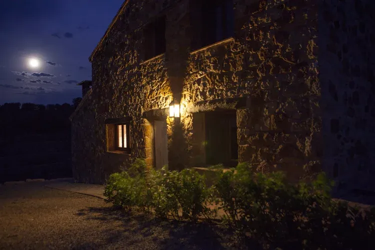 Imagen de fachada de noche 