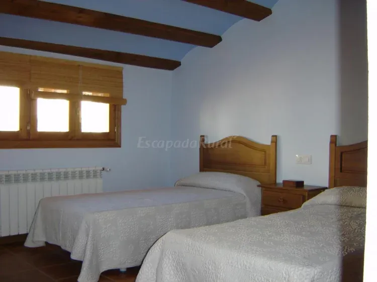 Imagen de Habitación doble con cama individual azul