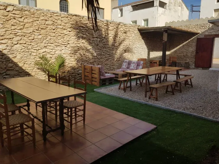 Imagen de patio para comida al aire libre en grupo grande 