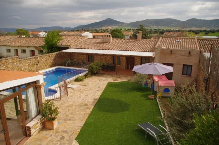 Imagen de Patio, piscina y zona infantil