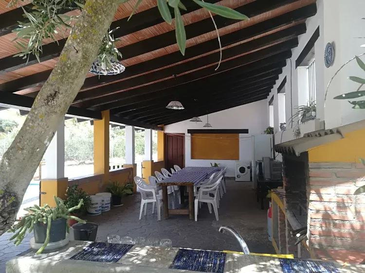 Imagen de Porche, 60m, equipado con cocina amueblada, nevera, botellero, fregadero,gas, barbacoa, lavadora, mesas y sillas.
