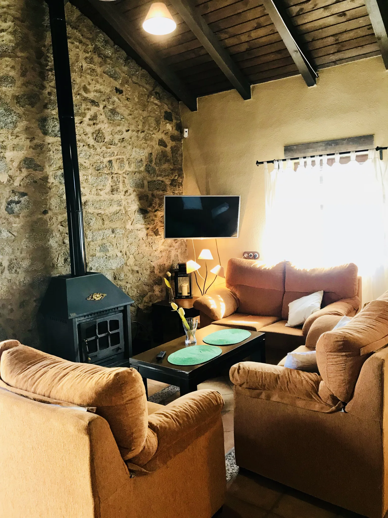 Imagen de chimenea, salon pozo