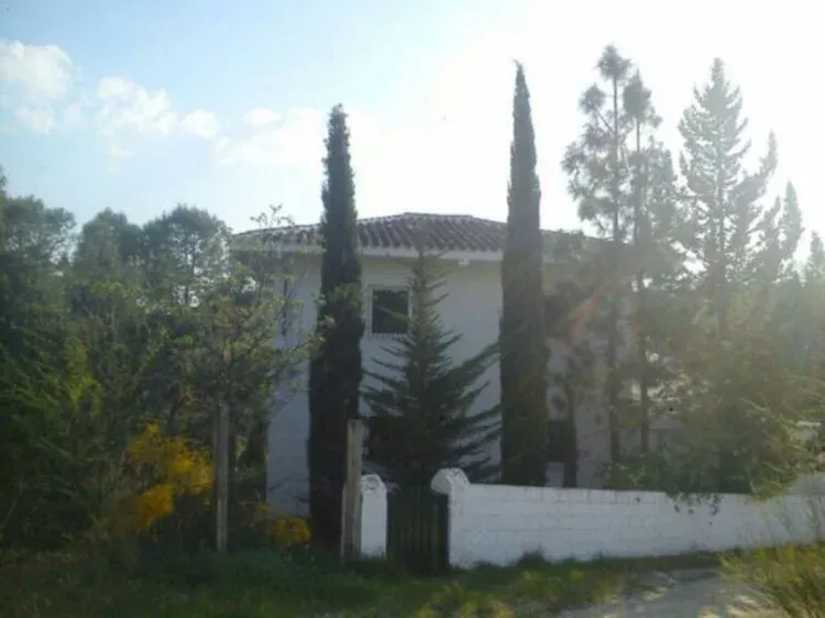Imagen de la casa vista desde el camino