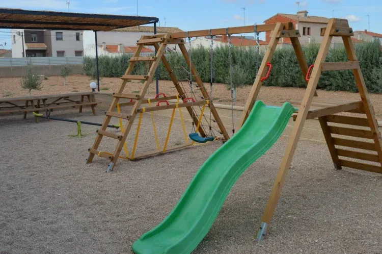 Imagen de Tobogán y columpios