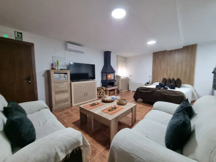 Imagen de Salon con jacuzzi y chimenea
