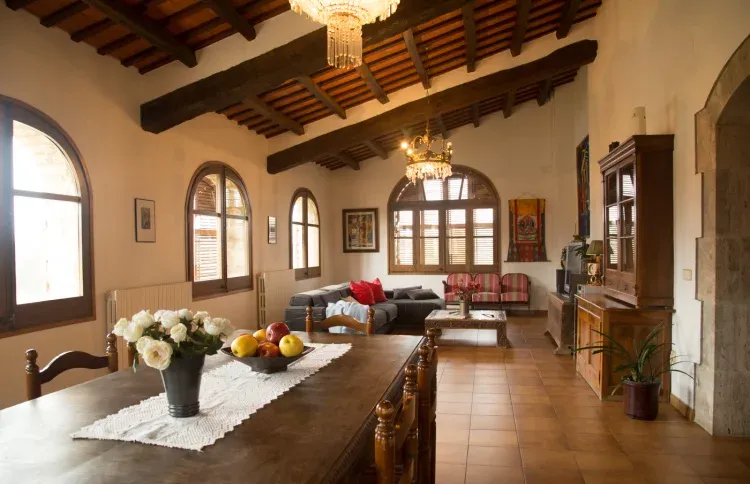 Imagen de Otro gran espacio de la casa. El salón  dispone de una zona para ver la televisión, una mesa para todos los huéspedes. 