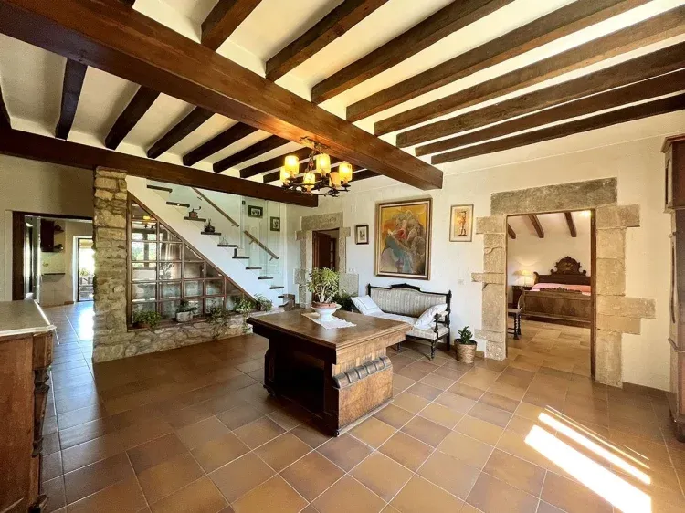 Imagen de Salón distribuidor de la casa. Tiene vistas a la cara este