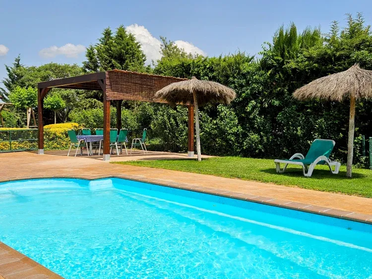 Imagen de piscina de la casa rural para grupos grandes en Can Micos