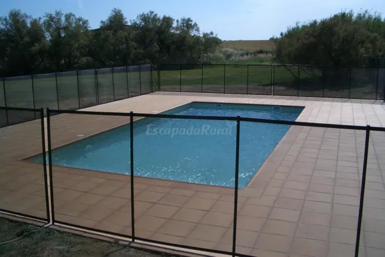 Imagen de piscina con la valla 