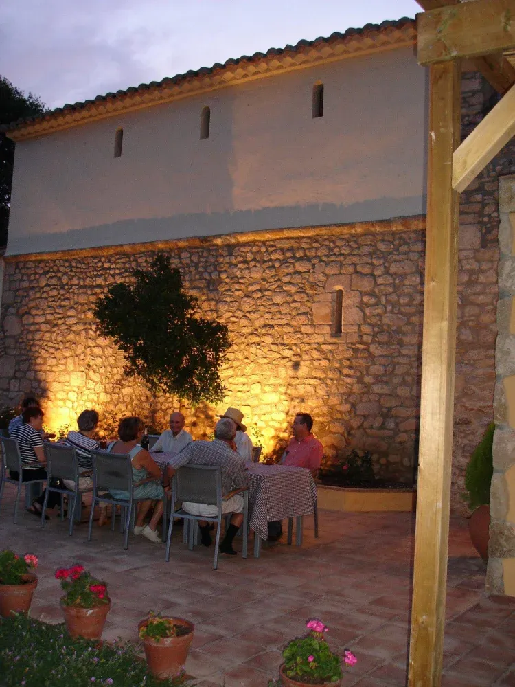 Imagen de Cena junto al muro de la iglesia.