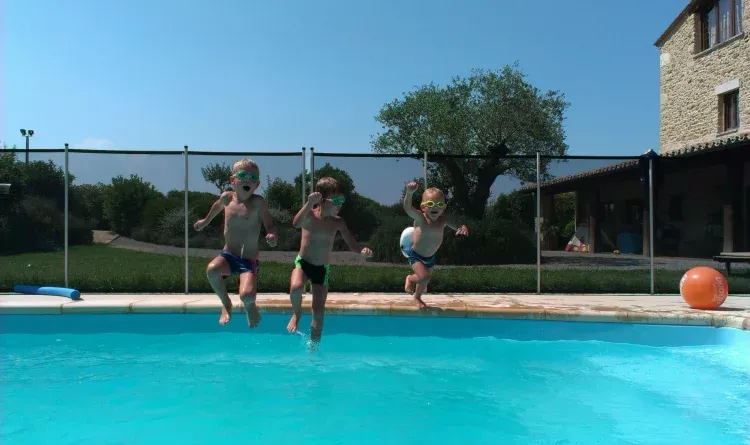 Imagen de  Si hay peques podeis pedir la valla de seguridad
