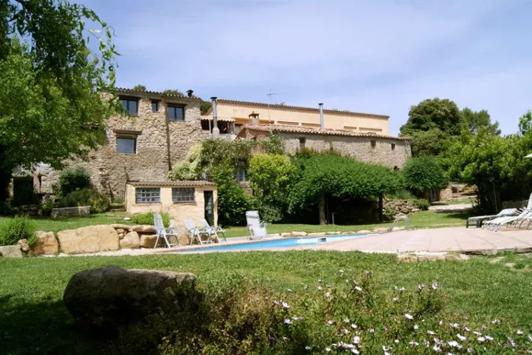 Imagen de vista casa desde piscina