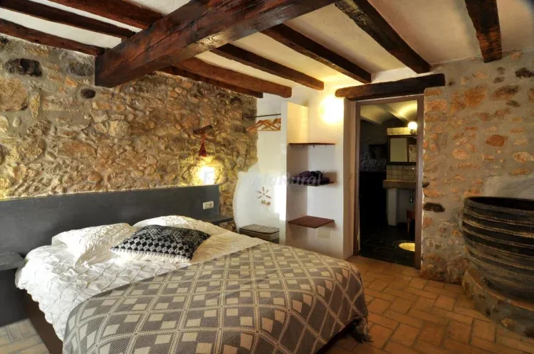 Imagen de dormitorio y baño