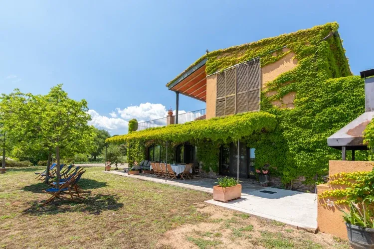 Imagen de jardín con barbacoa
