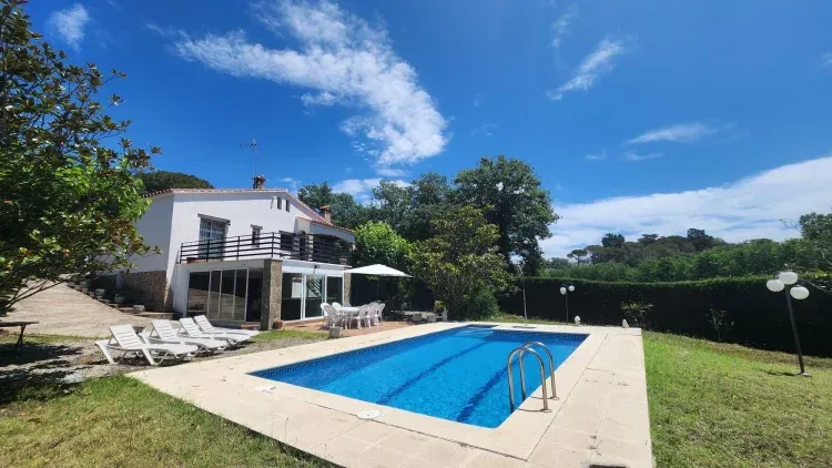 Imagen de Piscina con espectacular Jardin